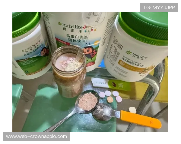 张博恒家的冰箱里只有鸡胸肉和蛋白粉，连瓶可乐都找不到