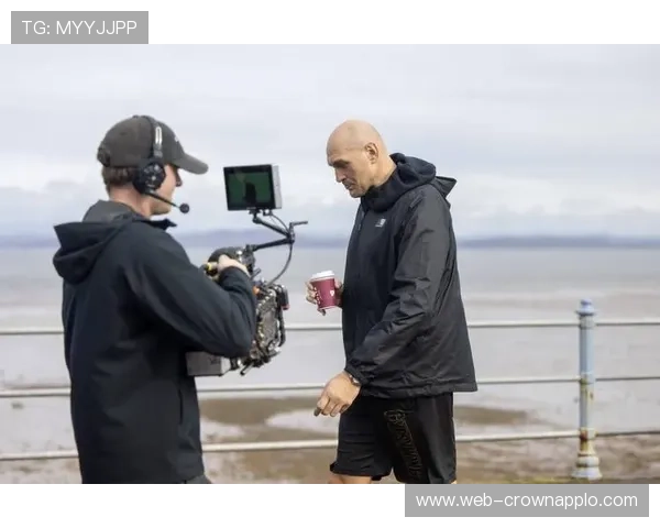 泰森·富里家里那只大狗都比我家沙发贵吧？