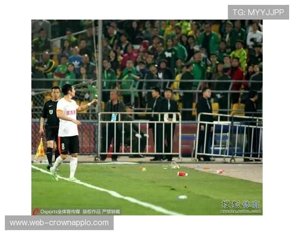 多名球员冲突中裁判如何判罚才符合足球规则？