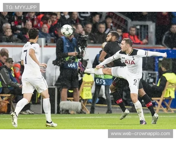 热刺防线压上却频频被打穿，问题出在哪？